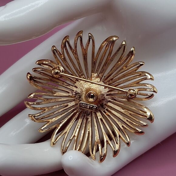 Vintage MONET Signed Gold Plated Flower Brooch Pin, 2 Inches, 1950s - Picture 4 of 10